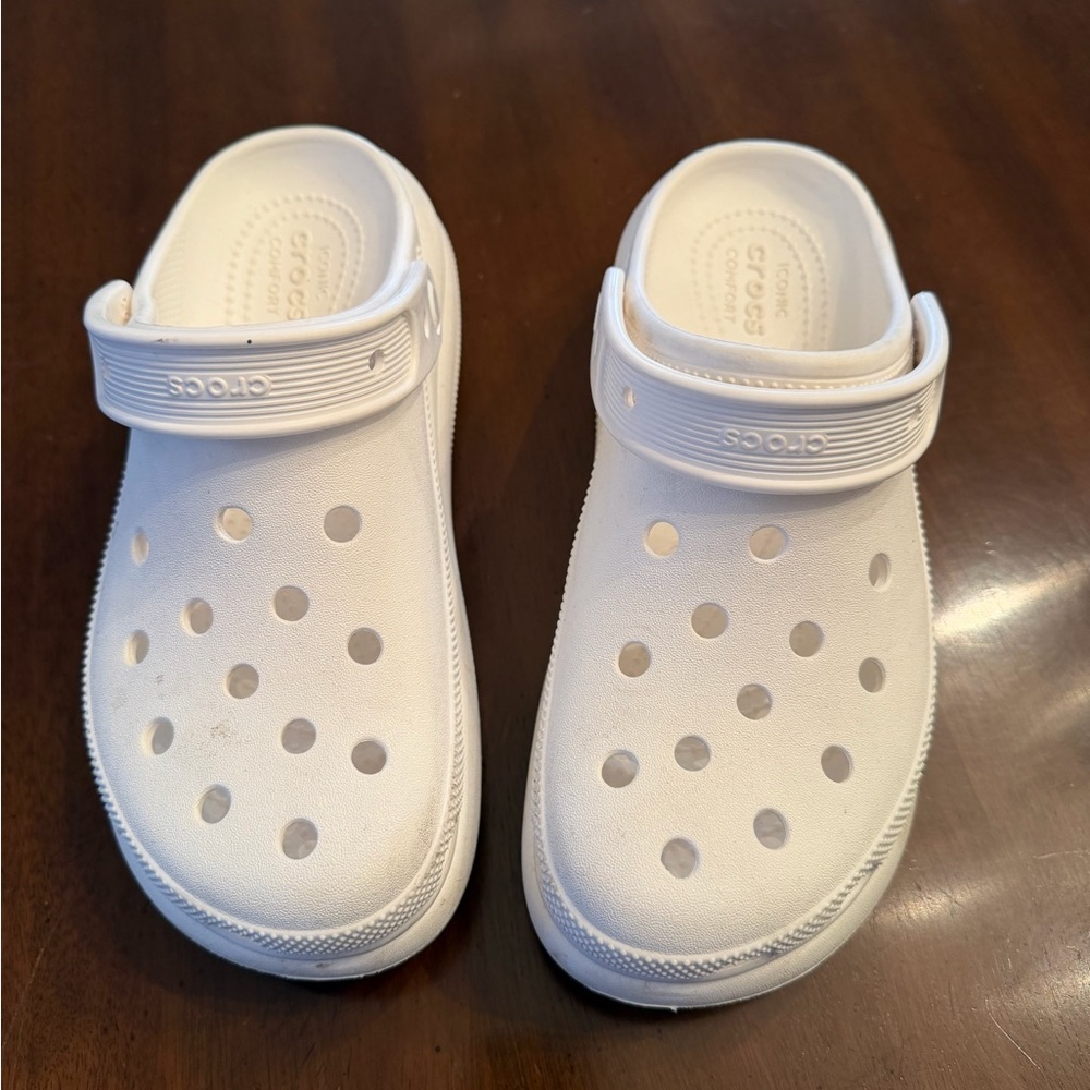 Crocs women's platform Clogs in White - Lightweight Comfort